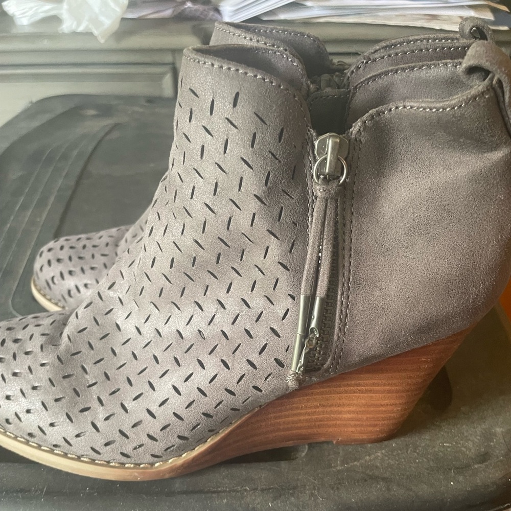 Cute booties with zipper